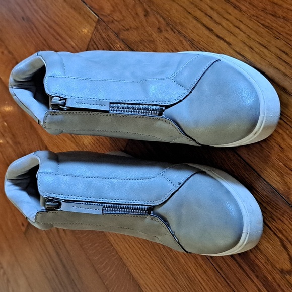Women size 9 Maurices wedge booties.  Gray. - Picture 2 of 7
